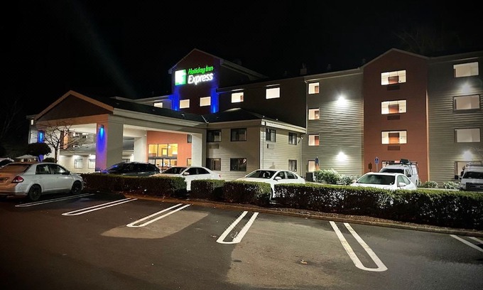 Gladstone Hotel | Holiday Inn Express Portland SE - Clackamas Area, an Ihg Hotel