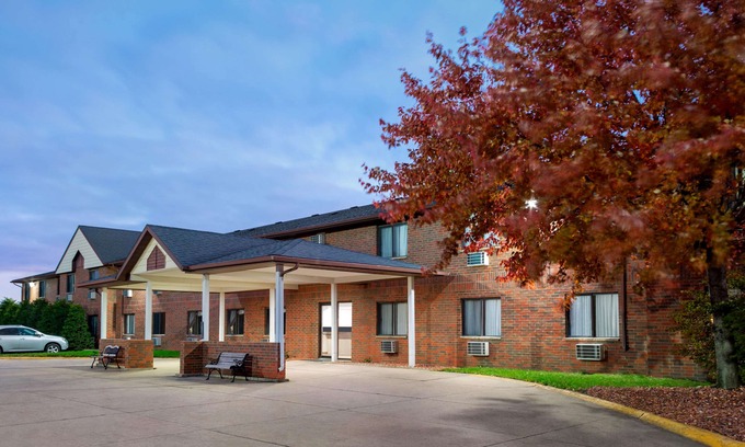 Waterloo Hotel | Howard Johnson by Wyndham Waterloo/Cedar Falls