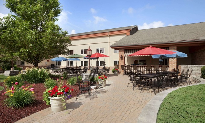 Saginaw Hotel | Ramada by Wyndham Saginaw Hotel & Suites