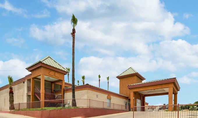 Eagle Pass Hotel | Econo Lodge Inn & Suites Eagle Pass