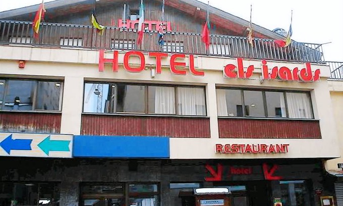 Pas de la Casa Hotel | Hotel Refugi dels Isards - INCL. LIFT PASS Four-bed room, shower/wc, HB