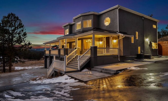 North Central Evergreen House | New. The Evergreen Escape. Gorgeous Views, Hot tub