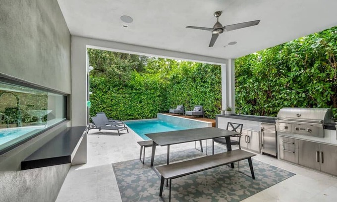 Buena Vista Villa | Lux Villa for 10 Miami Design District with Pool!