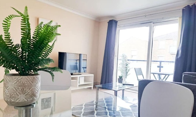 Wimbledon Apartment | Wimbledon Apartment - Fantastic One Bedroom Apartment in the centre of Wimbledon with free parking!