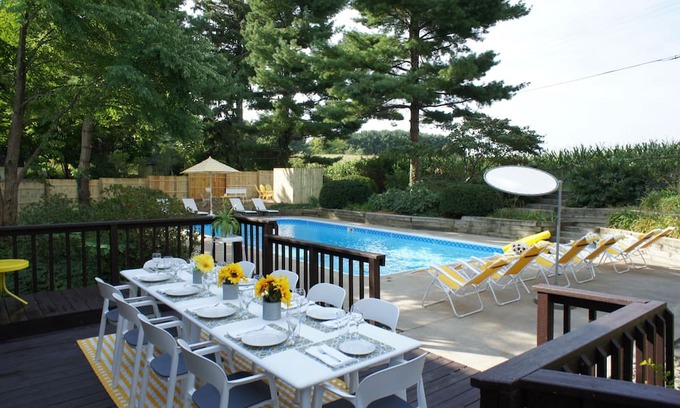 Fennville House | ALLEGAN FIELDS Sleeps 24,Pool, HotTub, .6Acres,Fireplace,FirePit,PingPong