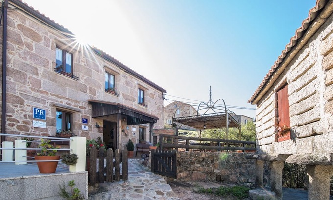 O Pindo Cottage | Country house with terraces and sea views only 50 meters from the beach.
