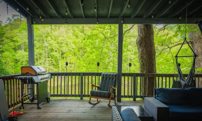 Martinsville House | Lakefront-nestled in Nirvana