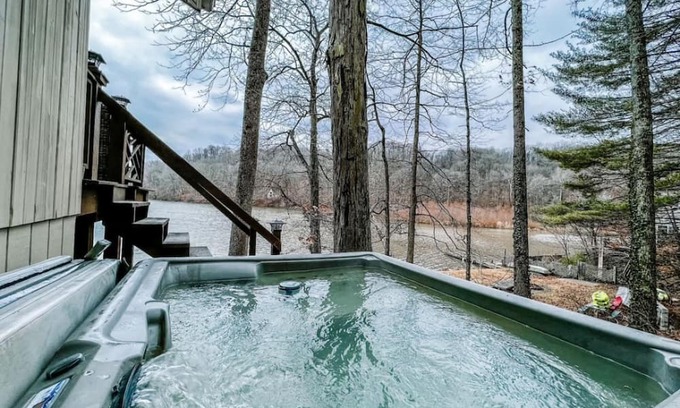 Martinsville Apartment | Two Lakefront Cabins Next Door