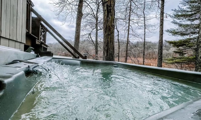 Martinsville Apartment | Lakefront Hot tub Amazing Views 35 min to Indy