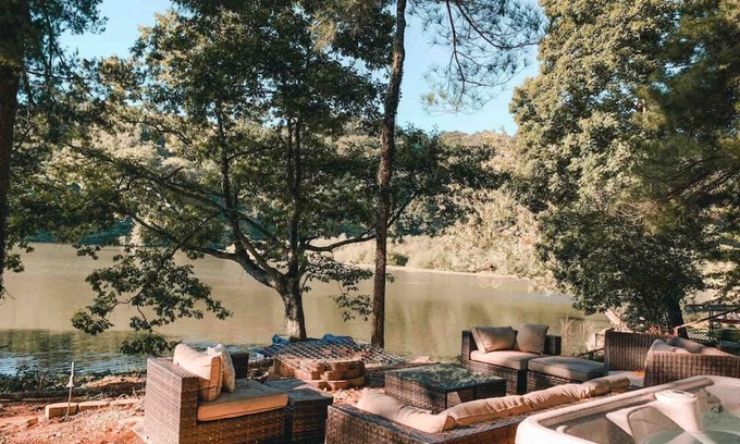 Martinsville Apartment | Cozy Cabin on Lake Front With Hot tub Firepit