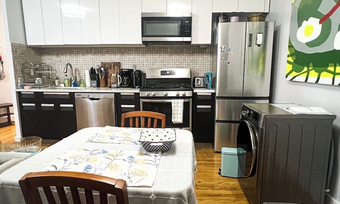 Clinton Hill Apartment | Spacious Bright 1BR in terrific Clinton Hill, Brooklyn with WiFi, Washer/Dryer