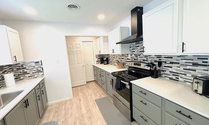 Farmers Branch House | Charming Family Home in Quiet Farmers Branch