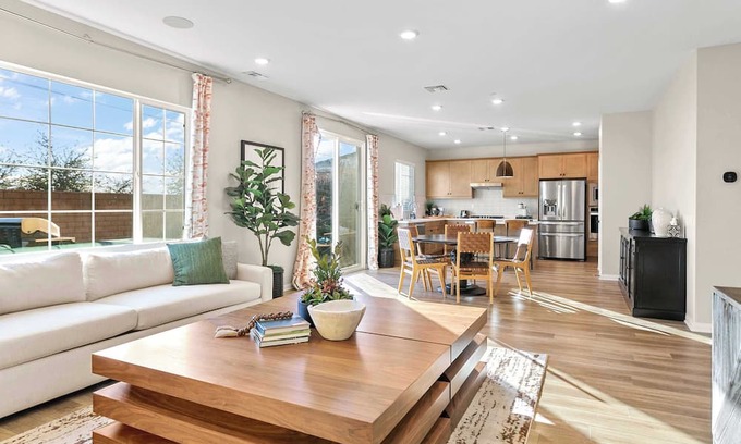 Ontario House | Elegance on Foxglove #41643