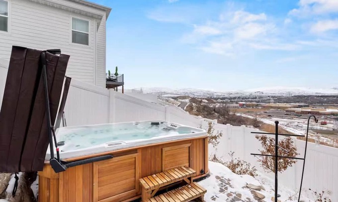 Bluffdale Apartment | Private Unit+Deck+Spa+Views!