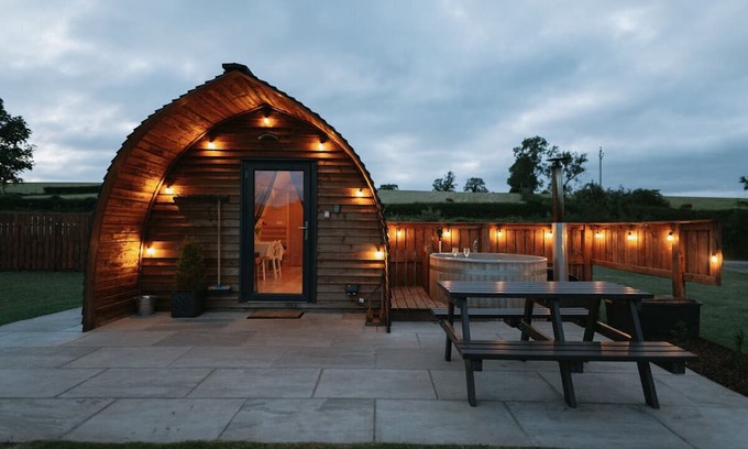 Kirkby Stephen Cabin | Romantic Rural Cosy Cabin with Hot Tub
