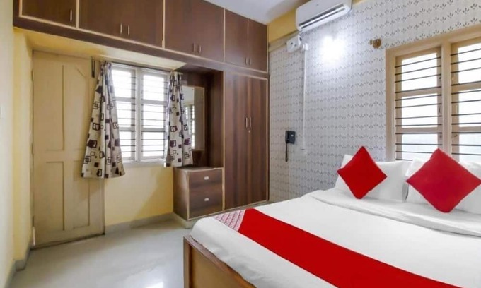 Yelahanka House | Spacious Bedroom hotel with AC and Free Wi-Fi in vibrant Bengaluru