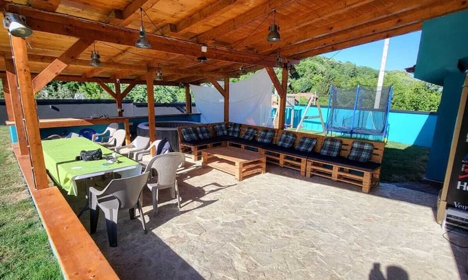 Petrovaradin House | Charming 4-bedroom house with WiFi, AC in peaceful Rakovac
