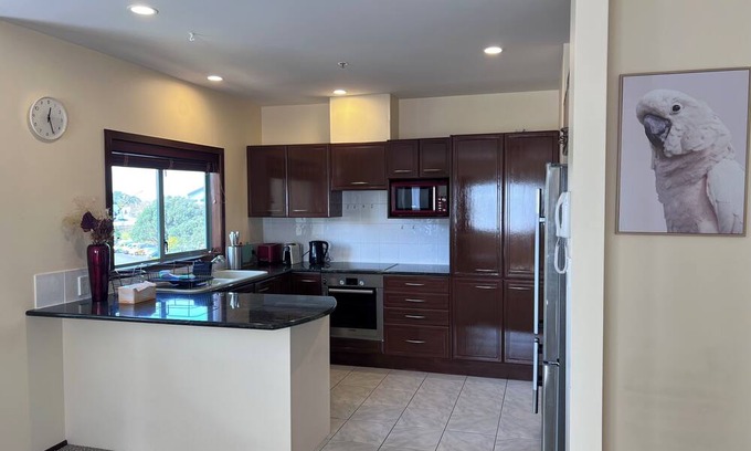 Greenlane - Ellerslie Apartment | Feel home away from home in spacious Auckland CBD apartment