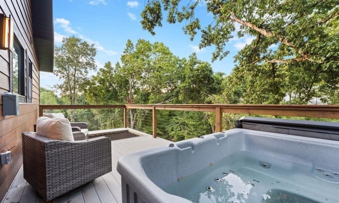 Omaha House | The Constellation Aries - Romantic-Steam Shower-Hot Tub-Table Rock Lake