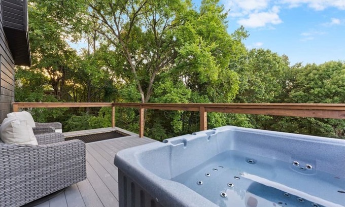 Omaha House | The Constellations Orion & Taurus - Romantic Steam Showers, Hot Tubs, and Table Rock Lake