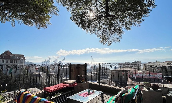 Cerro Concepcion Apartment | Enjoyable 1-bedroom apartment in Valparaíso with garden