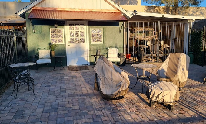 Tombstone House | House Fremont .5 block Birdcage Theatre Private Courtyard washer/dryer Sleeps 4