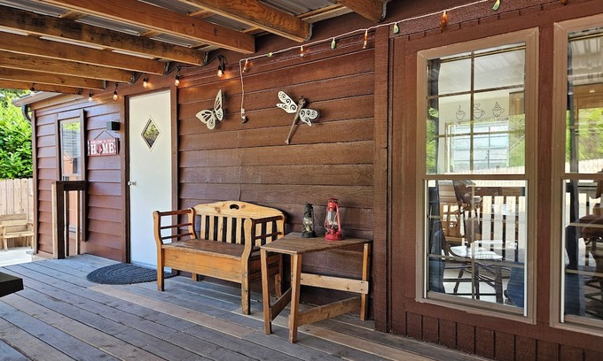 Lakeside Cottage | So much to enjoy at this 2-bedroom cottage in Charming Lakeside.