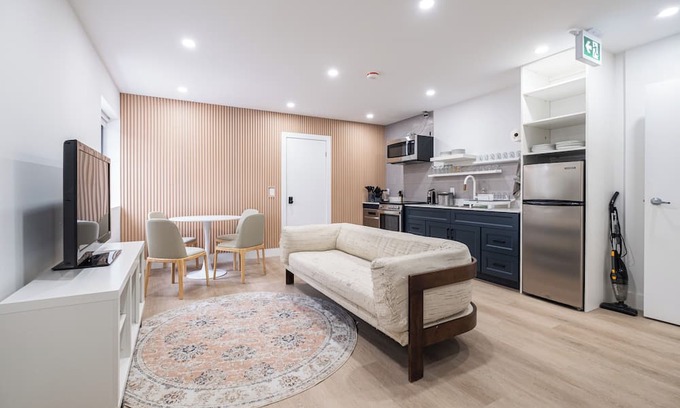 Davenport House | Big Modern Queen Loft w/ Private Bath in Old Italia, central Toronto