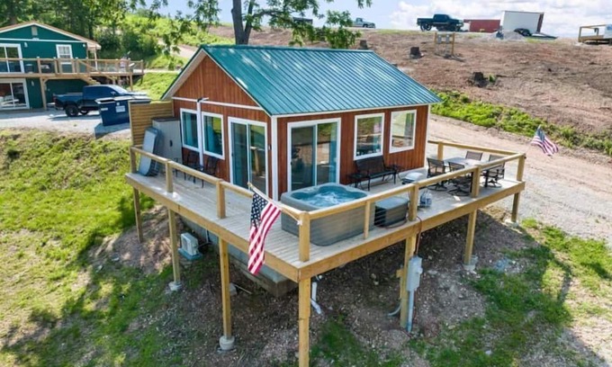 Omaha House | Romantic Lake Haven: Couples' Cabin with Spectacul