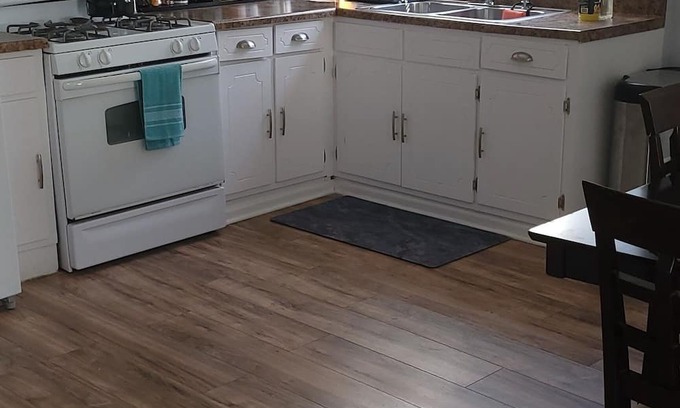 Waukegan House | Charming 2-bedroom townhome with AC, fitness room in marvelous Waukegan
