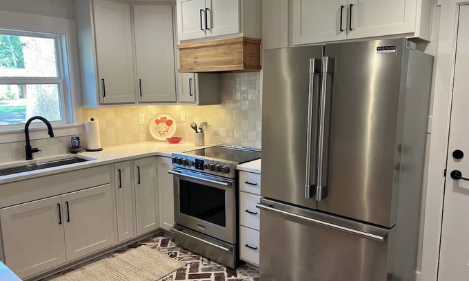 Batesville House | Charming 2-bedroom house with AC, WiFi in pleasant Batesville