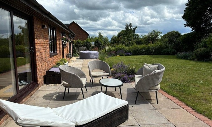 Taunton House | Beautiful bungalow with a sauna, hot tub and games, close to town and walks