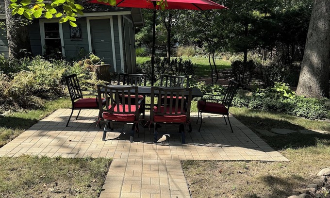Williams Bay House | Charm 3 Bed, 2 Bath, close to Geneva Lake, restaurants and shops.