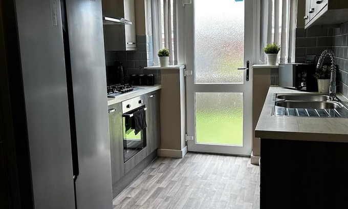 Grimsby House | 4-Bedroom Refurbished Workers Haven