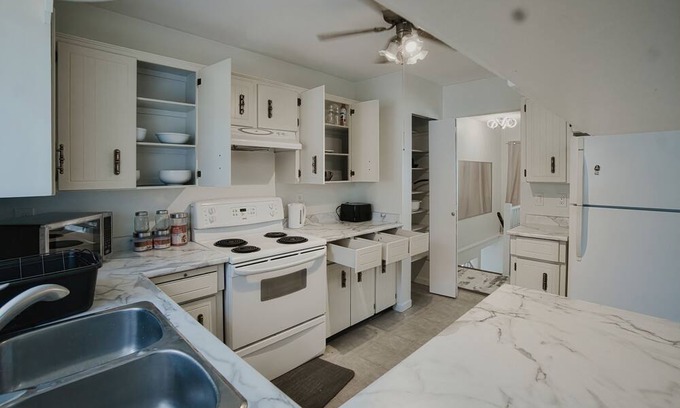 Hope House | Cheerful 2 Bedroom with on-premises parking