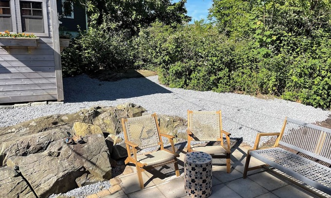 Hull Cottage | Retro New England cottage – walk to the beach!