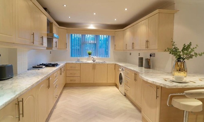 Solihull House | Solihull 5 Bed Home near NEC/Bham airport/JLR/HS2