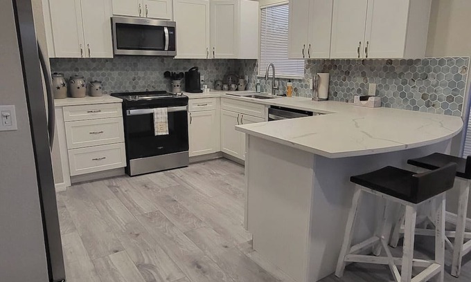 Florida Ridge House | 10 Minutes from the beach! Close to all the restaurants, shops and night life!