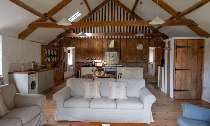 Barwick Cottage | THE GRANARY, pet friendly, with a garden in Yeovil, Somerset