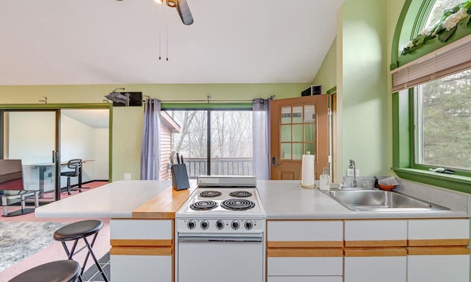 Bennington Apartment | Charming Bennington Studio w/ Deck & Mountain View