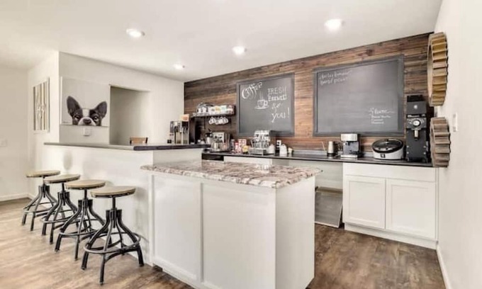 Mountainburg House | Bigfoot Hideout - Hotel amenities with a social vibe! Almasty room #3
