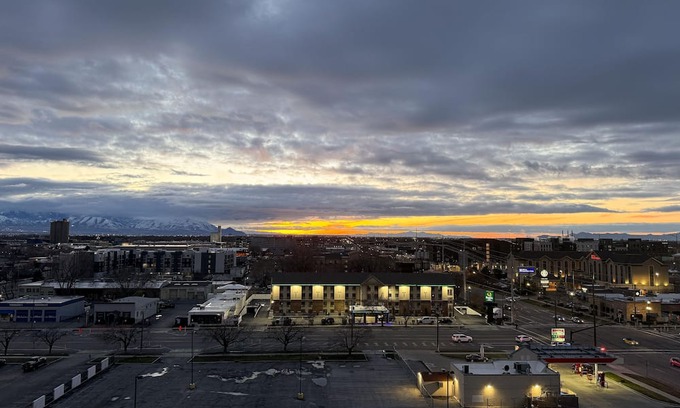 Downtown Salt Lake City Apartment | 11th Floor Cozy 1-bedroom apartment with AC and WiFi in awesome Salt Lake City