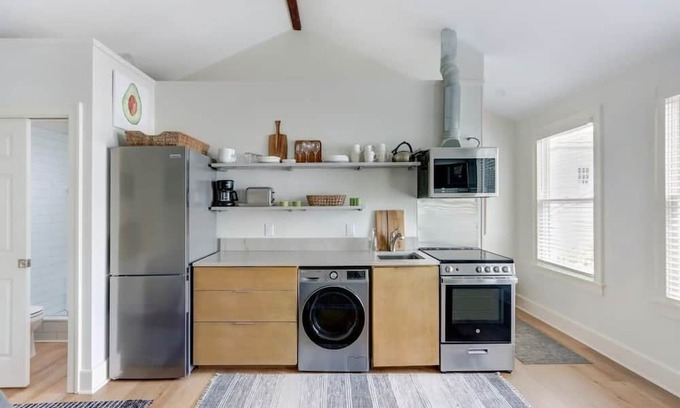 Kayton - Frazier Area Apartment | The Nest on Duffy Lane, Fresh | Modern | Parking