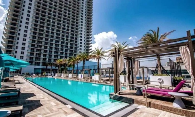 Hollywood South Central Beach Apartment | 253C) 3 bedroom with ocean view!