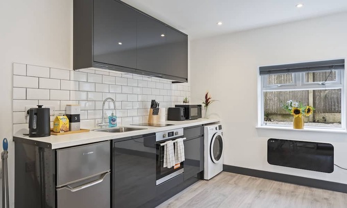 Giltbrook Apartment | The Green Studio | Free Parking | Long Term Bookings