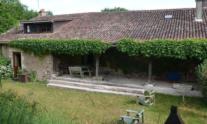 Luchapt House | Holiday Home 'Gîte Le Noyer' with Private Terrace, Private Garden and Wi-Fi