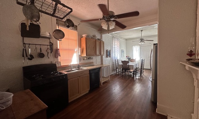 Leonidas Apartment | Art & Crafts cottage in historic Carrollton neighborhood