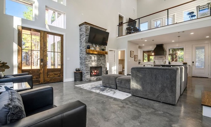 Broken Bow Cabin | Modern and peaceful meet in one beautiful place.