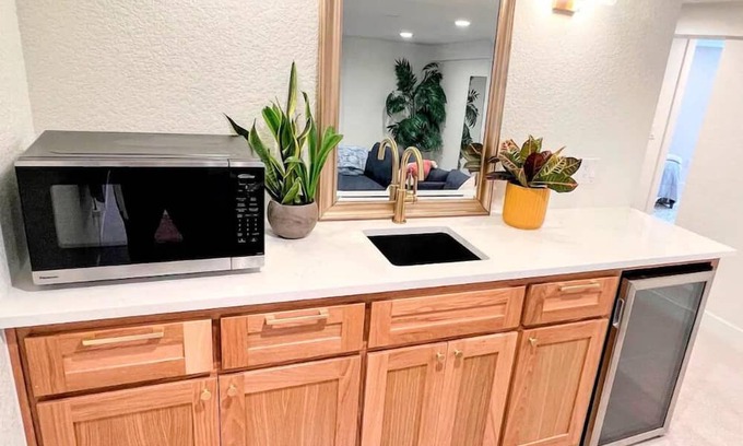 University House | Renovated 3-bed, 1-bath near Denver University. Modern amenities,parking,kitchenette. Walk to shop.