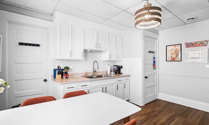 Wickliffe House | Large Groups: Entire Duplex Near Clinic & Downtown